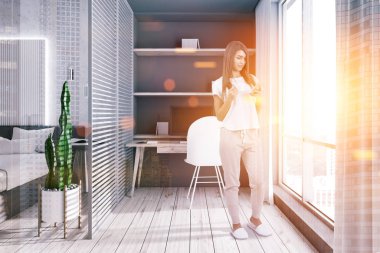 Kadın gri ev ofis ile beton yatak odasında