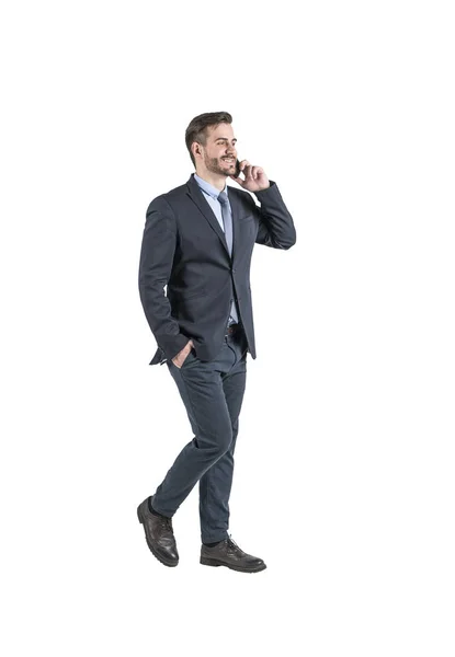 Uomo d'affari sorridente con smartphone, isolato — Foto Stock