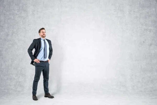 Fiducioso uomo d'affari a tutta lunghezza, muro di cemento — Foto Stock