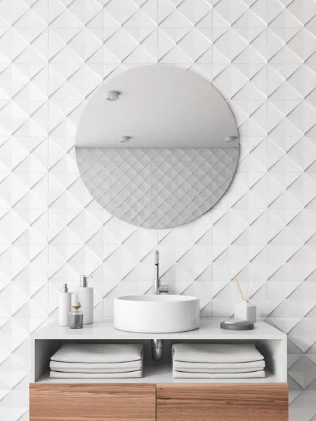 Біла плитка ванної кімнати з круглою раковиною — стокове фото