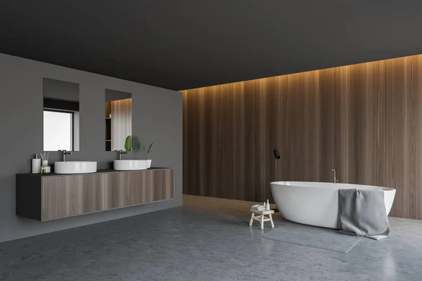 Canto do banheiro cinza e de madeira, banheira e pia — Fotografia de Stock