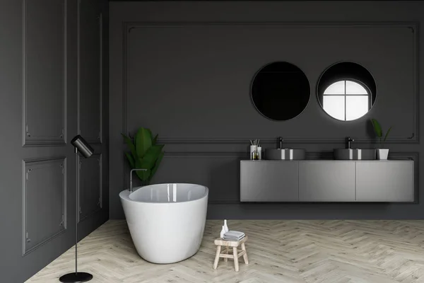Zijaanzicht van grijze badkamer, badkuip en wastafel — Stockfoto