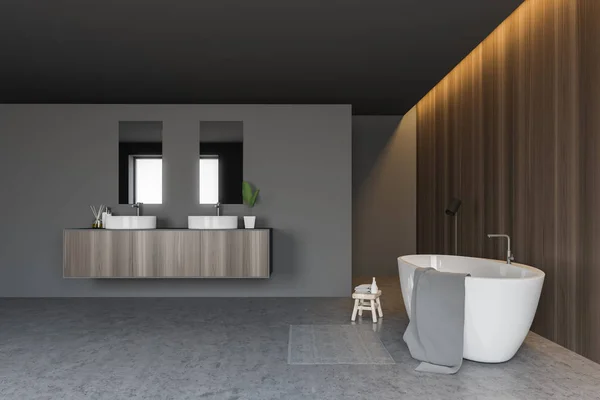 Interior del baño gris y de madera, bañera y lavabo — Foto de Stock