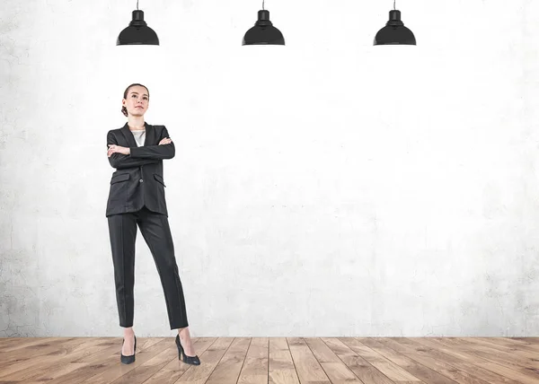 Mujer de negocios segura, larga duración en habitación vacía — Foto de Stock