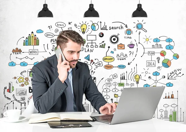 Чоловік з ноутбуком за столом, ескіз бізнес-стратегії — стокове фото