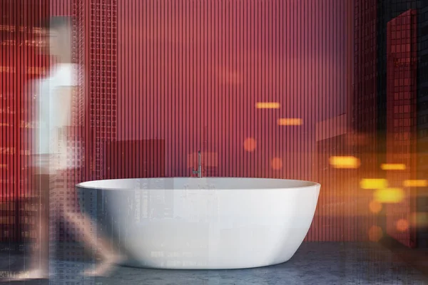 妇女在红色浴室内部与浴缸 — 图库照片