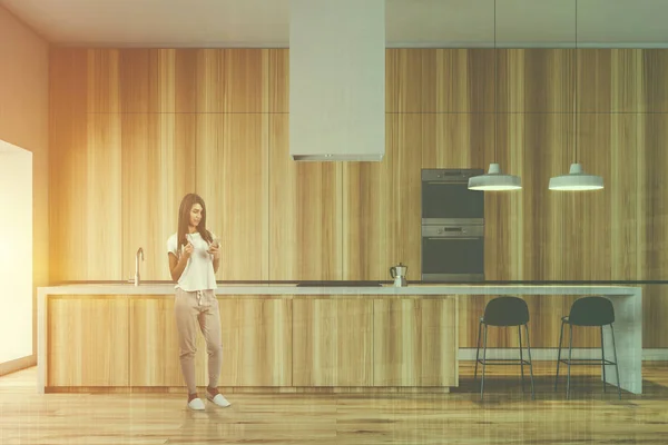 Mujer en cocina de madera minimalista — Foto de Stock