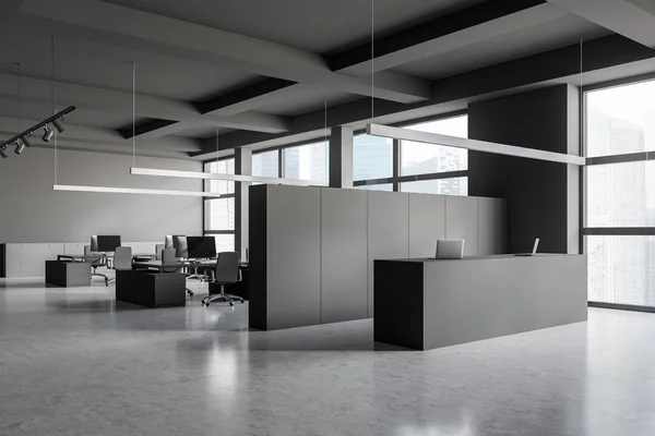 Oficina de espacio abierto gris con recepción — Foto de Stock
