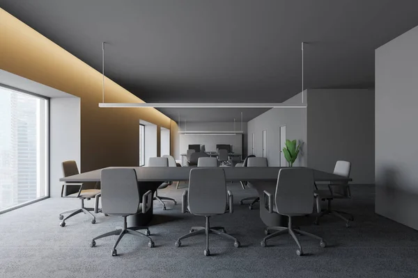 Moderno interno ufficio scuro con spazio di lavoro. Rendering 3D. concetto di business di successo . — Foto Stock