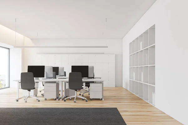 Espace ouvert blanc intérieur de bureau, tapis — Photo