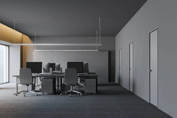 Intérieur moderne de bureau sombre sans personnes et espace de travail vide. rendu 3D — Photo