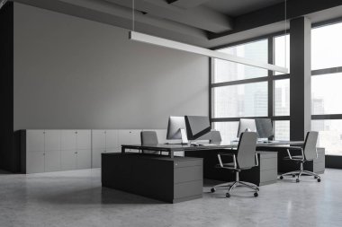 Gri açık alan office köşesinde