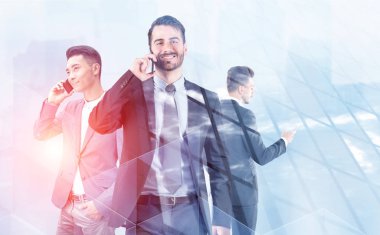 Şehirde telefonları kullanarak üç genç işadamları