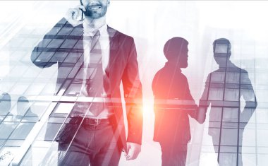 İşadamı smartphone cep telefonu ile City, el sıkışma