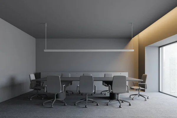 Nowoczesny wystrój wnętrz biurowych ciemny z miejsca pracy. renderowania 3D — Zdjęcie stockowe
