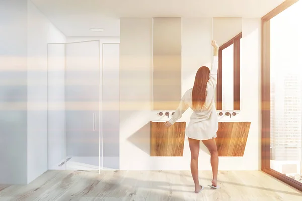 현대적인 욕실 샤워기와 싱크대에 여자 — 스톡 사진
