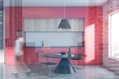 Yuvarlak masa ile kırmızı mutfak kadında