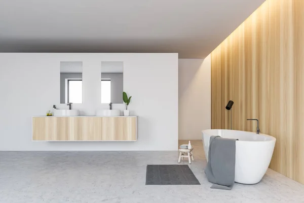 Interior del baño blanco y de madera, bañera y lavabo —  Fotos de Stock