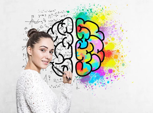 Mujer sonriente con marcador, dibujo del cerebro — Foto de Stock