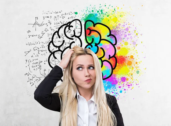 Confused blonde businesswoman, brain sketch — Stock Photo, Image