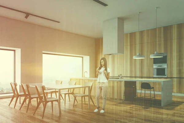 Femme dans coin cuisine en bois avec table à manger — Photo