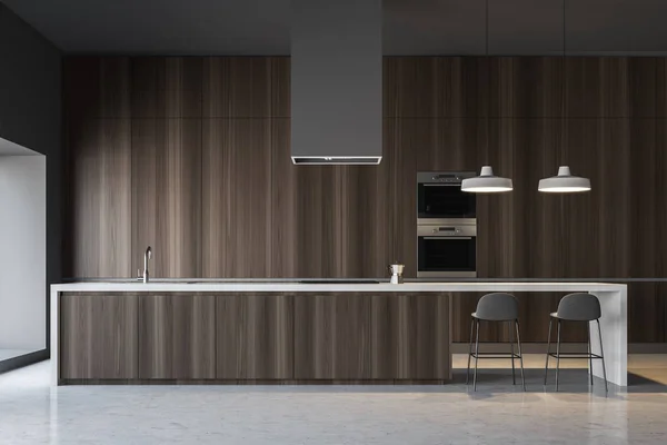 Cucina minimalista in legno scuro, bar e forni — Foto Stock