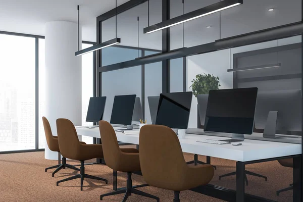 Moderno interno ufficio scuro con spazio di lavoro. Rendering 3D. concetto di business di successo . — Foto Stock