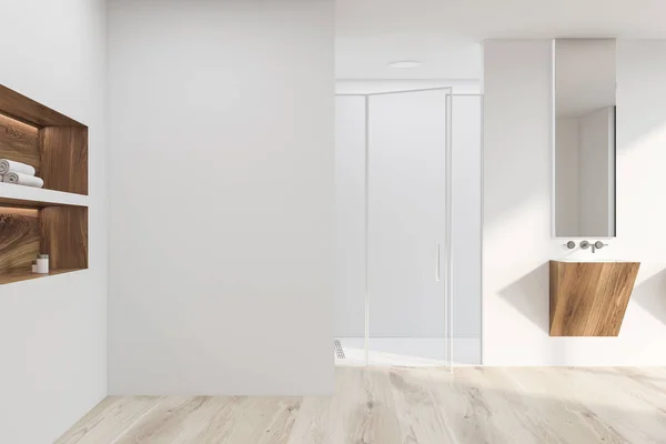 Bagno con lavabo e doccia, mensole — Foto Stock