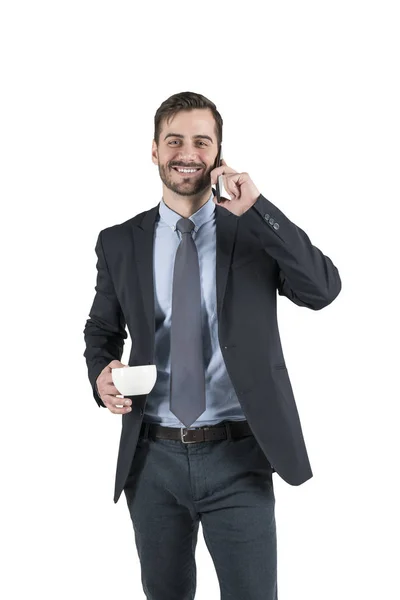 Portret van een lachende jonge zakenman met smartphone — Stockfoto