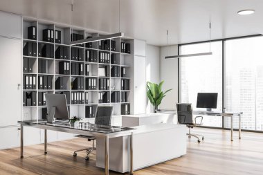 Modern beyaz ofis iç mobilya ile.