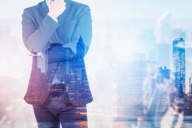 Şehrin içinde bilinemez bir adam