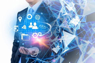 İnsan tutan sanal internet simgeleri