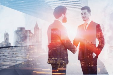 İki iş adamı şehre el sallıyor