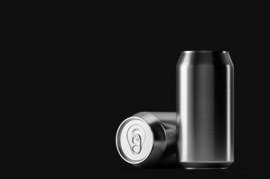 Boş bira, kola, soda alüminyum siyah arka planda mockup olabilir. Tasarım ve markalama için yer.