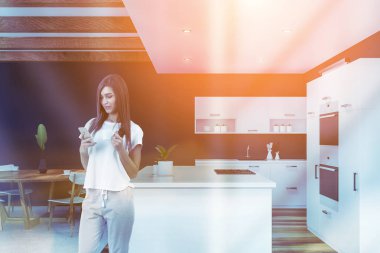 Şık mutfak iç akıllı telefon ile kadın