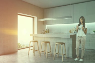 Bar ile mutfak köşesinde kadın