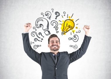 Kazanan işadamı, soru işaretleri ve ampuller