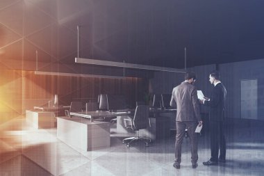 Gri ve koyu ahşap ofiste işadamları