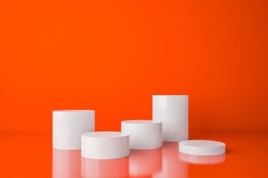 Farklı boyutlarda beyaz soyut sütunlar