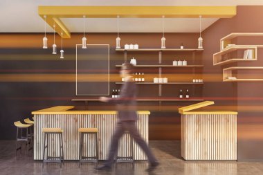 Adam şık barda yürüyüş