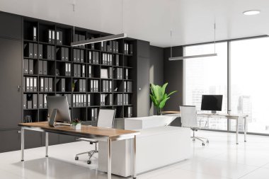 Kitaplık ile panoramik yönetici ofis köşesi