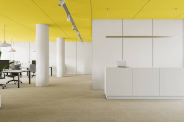 Sarı tavan ofisinde resepsiyonun ön görünümü