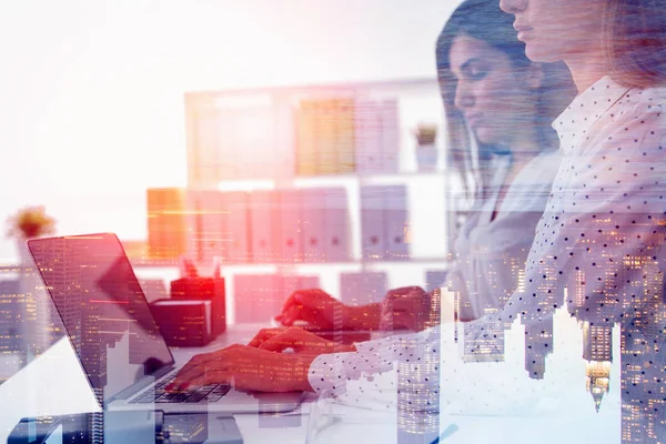 Zwei seriöse Geschäftsfrauen im Büro — Stockfoto