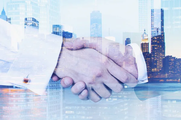 Dubbele belichting met Business handshaking op New York skyline. Blauw afgezwakt beeld. — Stockfoto