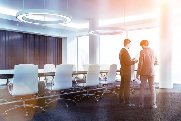 Empresarios en sala de reuniones blanca — Foto de Stock