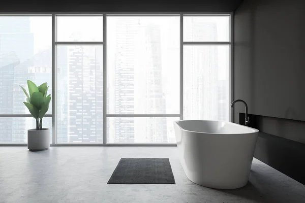 Interior de baño de diseño moderno con bañera y ventana panorámica . —  Fotos de Stock