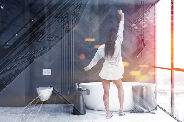 Kvinna i badrum med toalett — Stockfoto