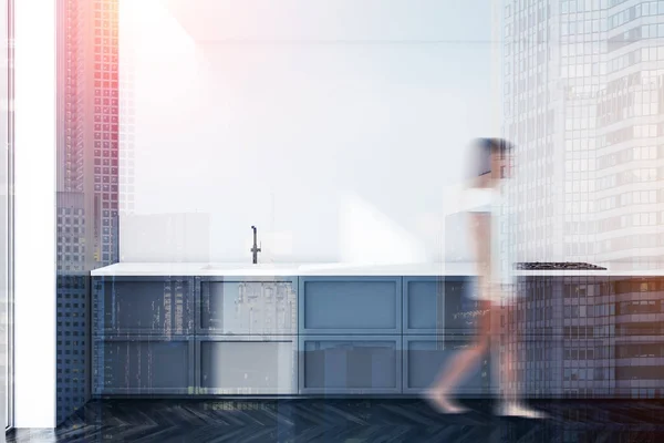 Femme marchant dans la cuisine minimaliste — Photo