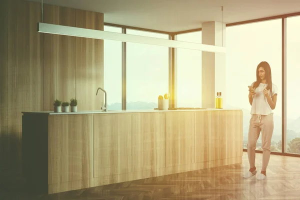 Mujer en esquina cocina de madera con isla —  Fotos de Stock