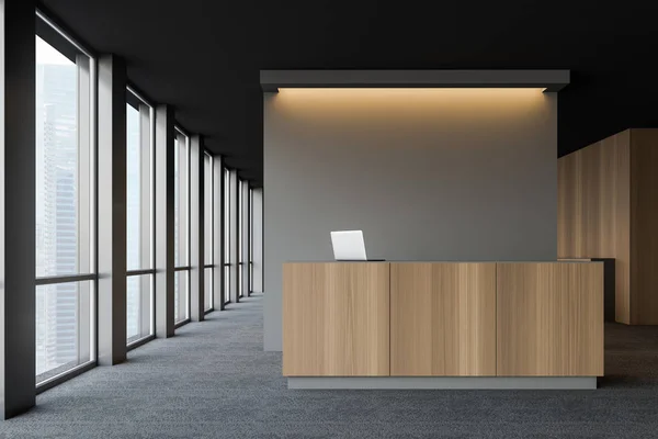 Scrivania reception in legno in ufficio grigio — Foto Stock